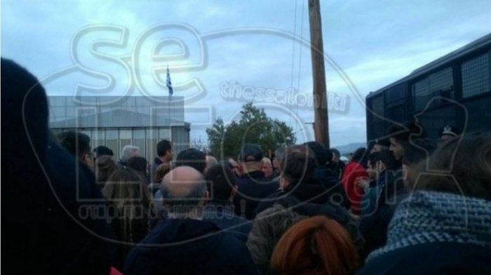 Διαβατά: Προπηλάκισαν το δήμαρχο, μετά την ένταση με ΜΑΤ - εικόνα 6