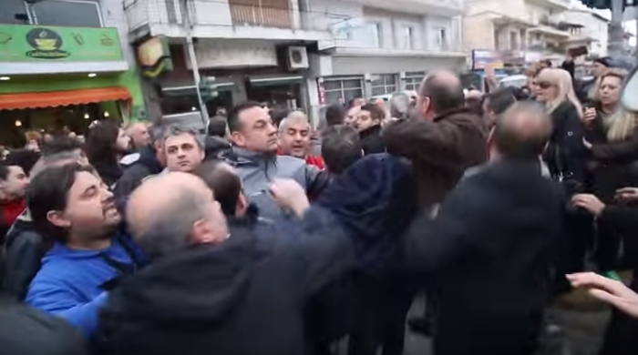 Διαβατά: Προπηλάκισαν το δήμαρχο, μετά την ένταση με ΜΑΤ