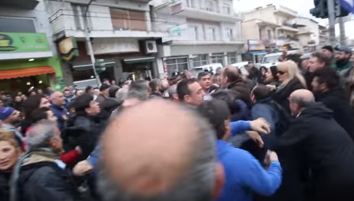 Διαβατά: Προπηλάκισαν το δήμαρχο, μετά την ένταση με ΜΑΤ - εικόνα 2