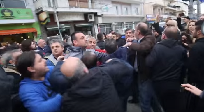 Διαβατά: Προπηλάκισαν το δήμαρχο, μετά την ένταση με ΜΑΤ - εικόνα 3