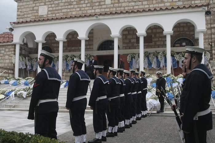 Θρήνος και τιμές στην κηδεία του αδικοχαμένου κυβερνήτη του Agusta Bell
