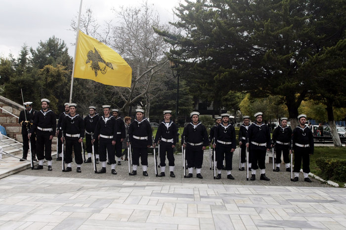 Θρήνος και τιμές στην κηδεία του αδικοχαμένου κυβερνήτη του Agusta Bell - εικόνα 2