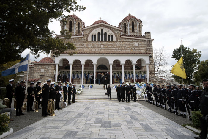 Θρήνος και τιμές στην κηδεία του αδικοχαμένου κυβερνήτη του Agusta Bell - εικόνα 5
