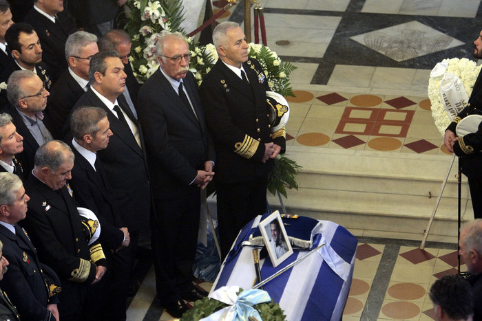 Θρήνος και τιμές στην κηδεία του αδικοχαμένου κυβερνήτη του Agusta Bell - εικόνα 10