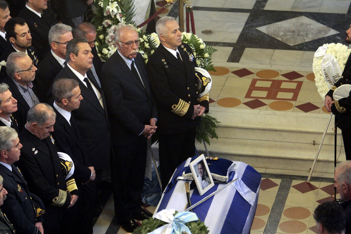 Θρήνος και τιμές στην κηδεία του αδικοχαμένου κυβερνήτη του Agusta Bell - εικόνα 11