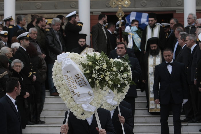 Θρήνος και τιμές στην κηδεία του αδικοχαμένου κυβερνήτη του Agusta Bell - εικόνα 13