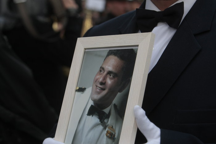 Θρήνος και τιμές στην κηδεία του αδικοχαμένου κυβερνήτη του Agusta Bell - εικόνα 14