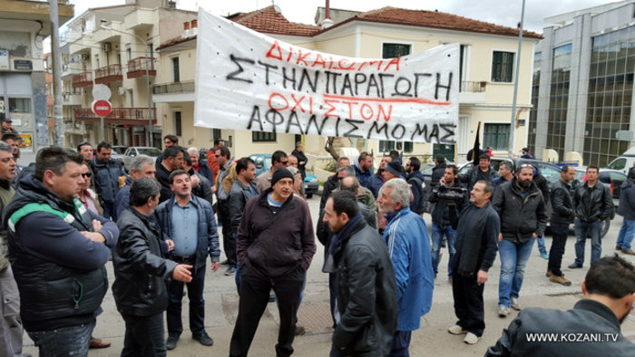 Συνοδεία αστυνομικών η έξοδος των βουλευτών του ΣΥΡΙΖΑ