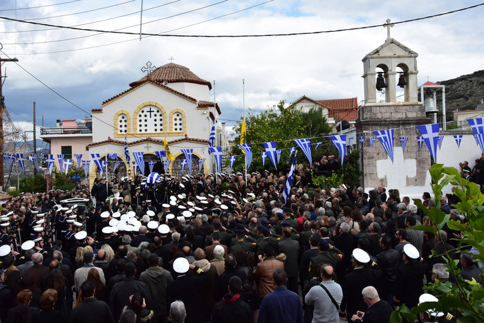Οδύνη στην κηδεία του 34χρονου χειριστή του ελικοπτέρου που κατέπεσε - εικόνα 3