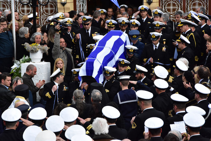 Οδύνη στην κηδεία του 34χρονου χειριστή του ελικοπτέρου που κατέπεσε - εικόνα 4