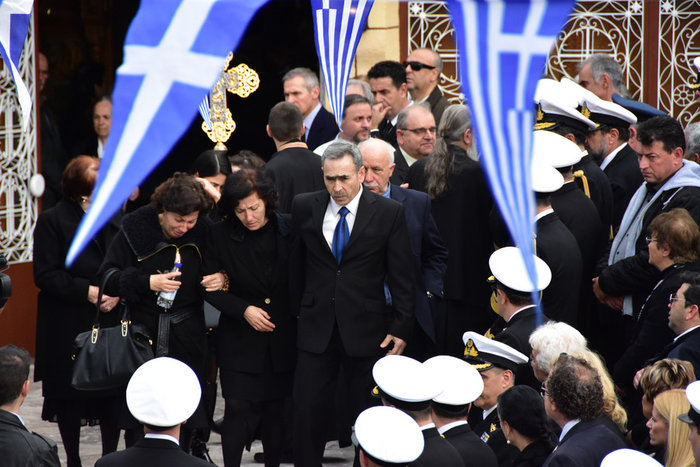 Οδύνη στην κηδεία του 34χρονου χειριστή του ελικοπτέρου που κατέπεσε - εικόνα 2