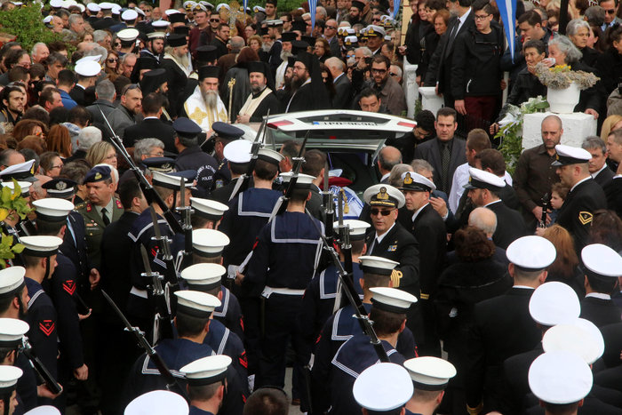 Οδύνη στην κηδεία του 34χρονου χειριστή του ελικοπτέρου που κατέπεσε - εικόνα 5