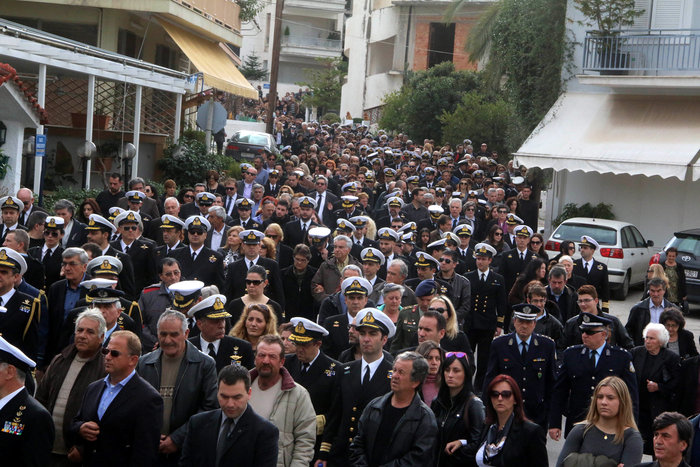 Οδύνη στην κηδεία του 34χρονου χειριστή του ελικοπτέρου που κατέπεσε - εικόνα 6