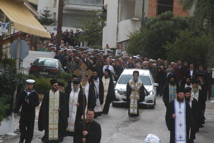 Οδύνη στην κηδεία του 34χρονου χειριστή του ελικοπτέρου που κατέπεσε - εικόνα 7
