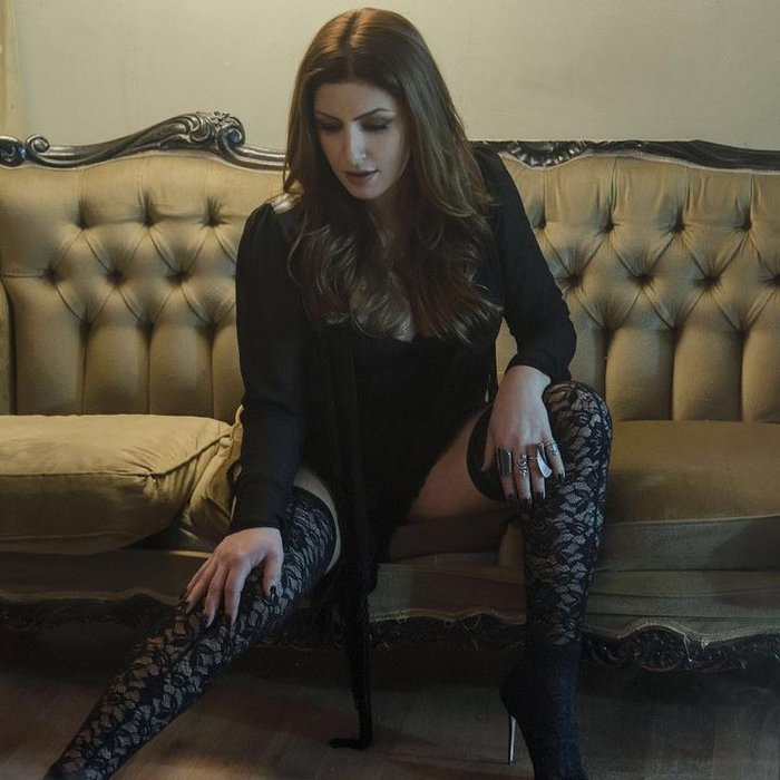 Πιο αποκαλυπτική από ποτέ στο νέο της βίντεο κλιπ η Ελενα Παπαρίζου