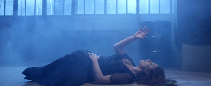 Πιο αποκαλυπτική από ποτέ στο νέο της βίντεο κλιπ η Ελενα Παπαρίζου - εικόνα 4