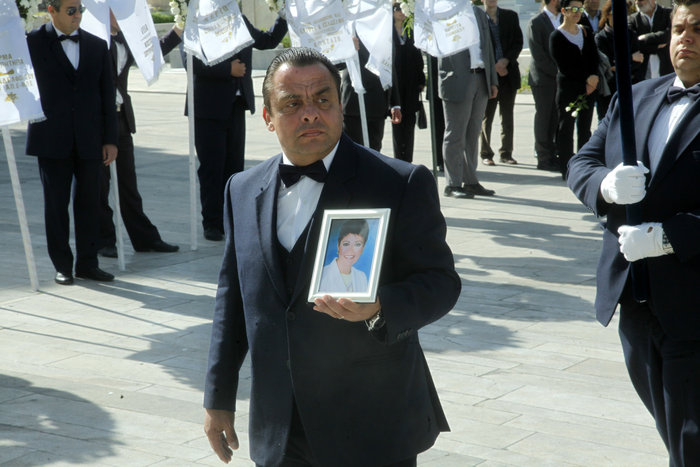 Μέγα πλήθος στο τελευταίο αντίο στη Μ. Παπουτσάκη. Ηταν μόλις 61 ετών