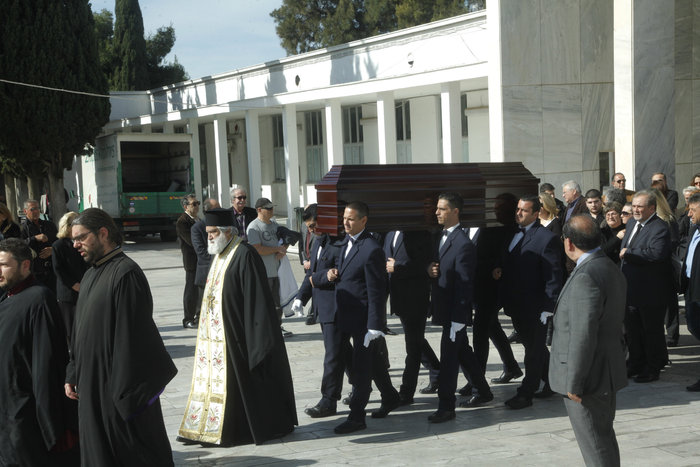 Μέγα πλήθος στο τελευταίο αντίο στη Μ. Παπουτσάκη. Ηταν μόλις 61 ετών - εικόνα 2