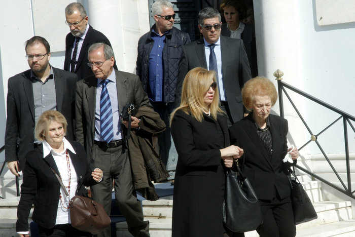 Η Φώφη Γεννηματά. Διακρίνεται ο Πάνος Σόμπολος