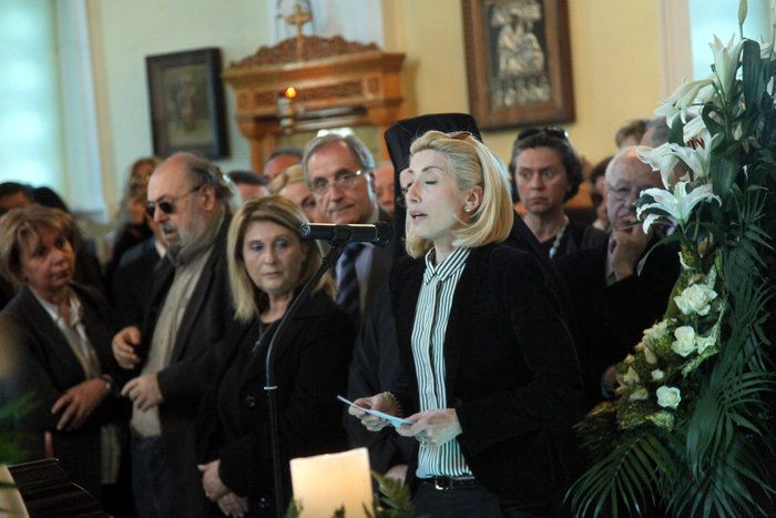 Η Μϊνα Καραμήτρου εκφωνεί έναν από τους επικήδειους