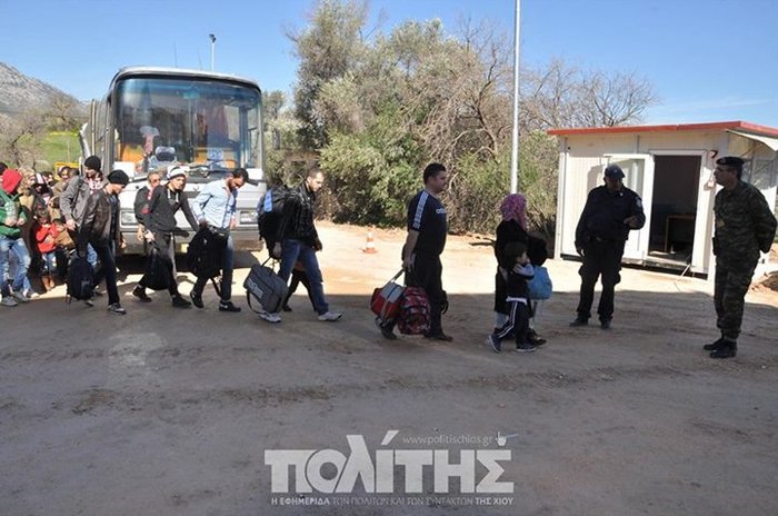 Βάζουν βραχιολάκια στο χέρι των προσφύγων - εικόνα 2