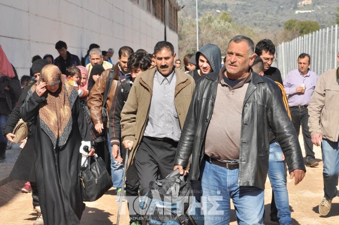 Βάζουν βραχιολάκια στο χέρι των προσφύγων - εικόνα 3