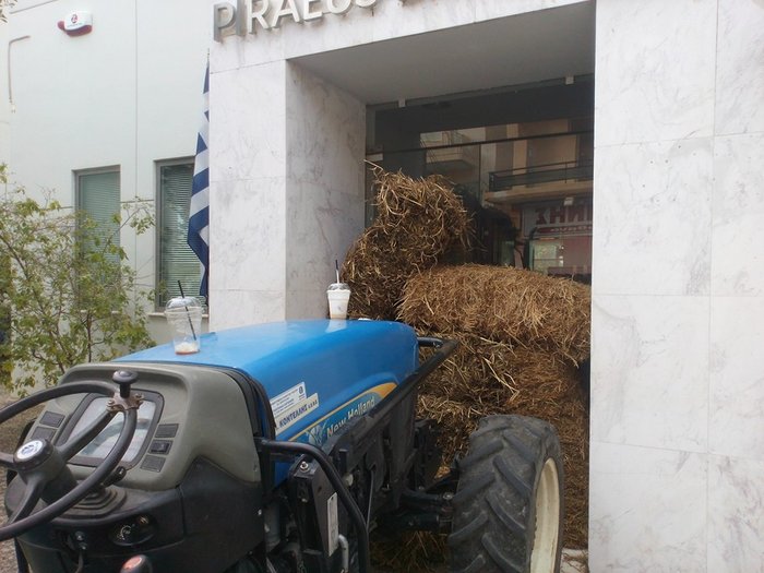 Αγρότες απέκλεισαν με σανό την είσοδο τράπεζας στη Λακωνία.