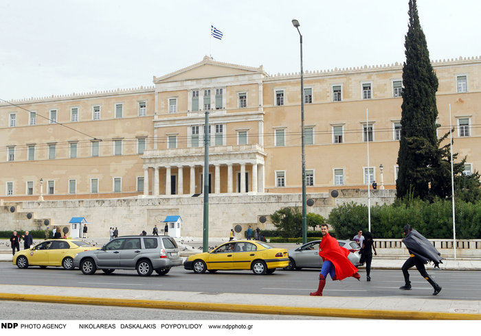 Τι ετοιμάζει ο Γιάννης Αϊβάζης; Γιατί ντύθηκε batman στο κέντρο της Αθήνας; - εικόνα 6