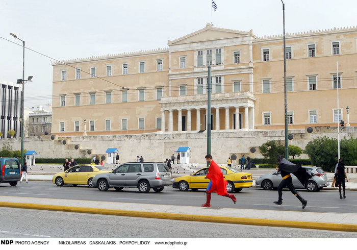 Τι ετοιμάζει ο Γιάννης Αϊβάζης; Γιατί ντύθηκε batman στο κέντρο της Αθήνας; - εικόνα 7