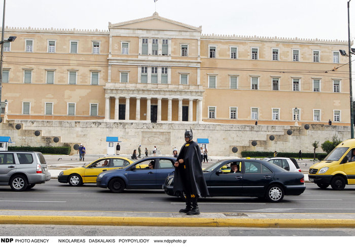 Τι ετοιμάζει ο Γιάννης Αϊβάζης; Γιατί ντύθηκε batman στο κέντρο της Αθήνας; - εικόνα 8