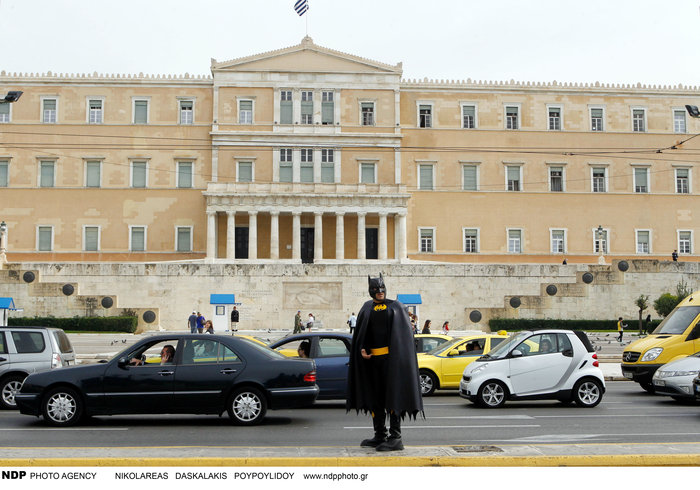 Τι ετοιμάζει ο Γιάννης Αϊβάζης; Γιατί ντύθηκε batman στο κέντρο της Αθήνας; - εικόνα 9