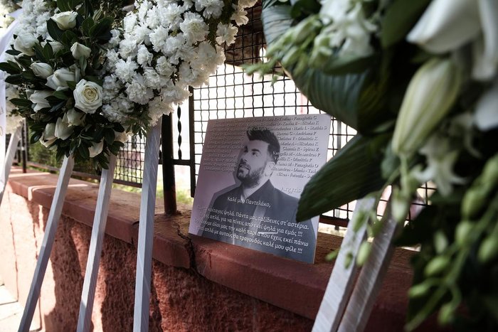 Λαοθάλασσα και λιποθυμίες στην κηδεία του Παντελίδη - εικόνα 2