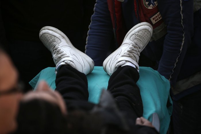 Λαοθάλασσα και λιποθυμίες στην κηδεία του Παντελίδη