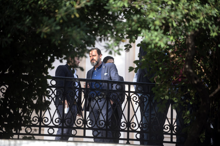 Διάλειμμα για τσιγάρο στο μπαλκόνι του Μαξίμου - εικόνα 2