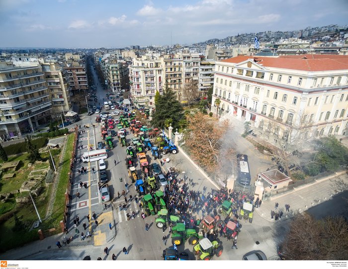 Αγρότες επιχειρούν να ρίξουν την πύλη του υπουργείου Μακεδονίας-Θράκης - εικόνα 4