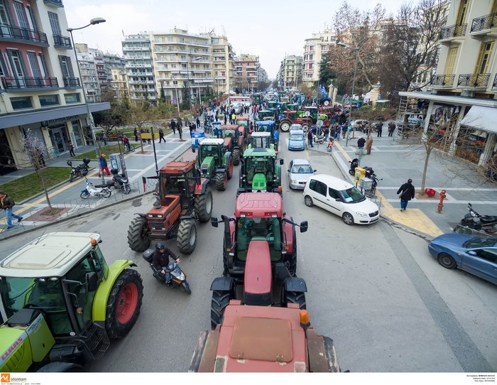 Αγρότες επιχειρούν να ρίξουν την πύλη του υπουργείου Μακεδονίας-Θράκης - εικόνα 5