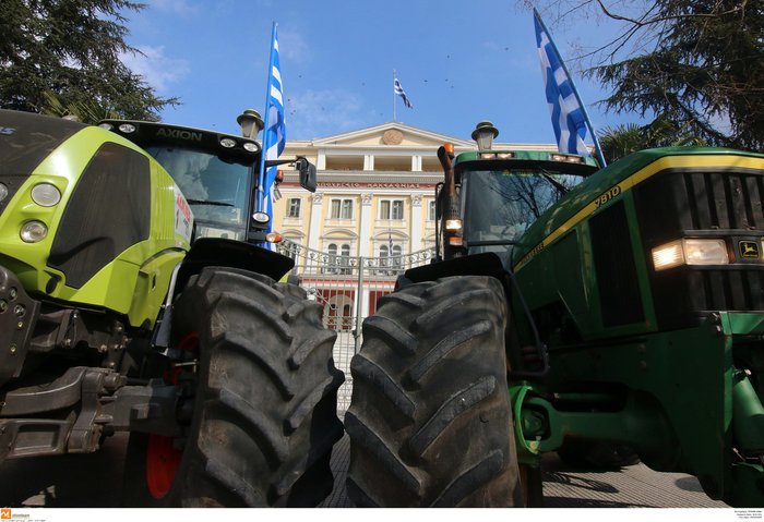 Αγρότες επιχειρούν να ρίξουν την πύλη του υπουργείου Μακεδονίας-Θράκης - εικόνα 6