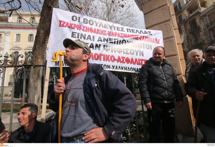 Αγρότες επιχειρούν να ρίξουν την πύλη του υπουργείου Μακεδονίας-Θράκης - εικόνα 7