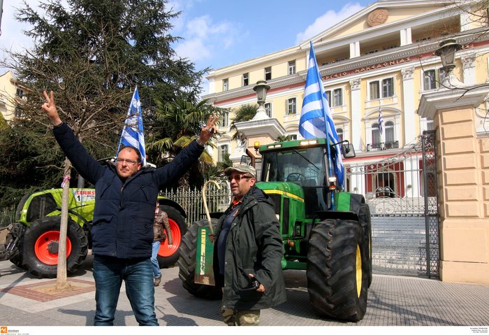 Αγρότες επιχειρούν να ρίξουν την πύλη του υπουργείου Μακεδονίας-Θράκης - εικόνα 8