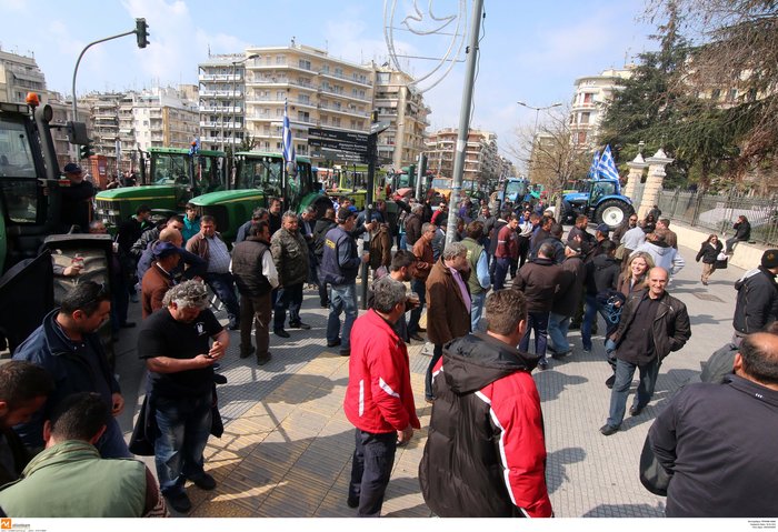 Αγρότες επιχειρούν να ρίξουν την πύλη του υπουργείου Μακεδονίας-Θράκης - εικόνα 9