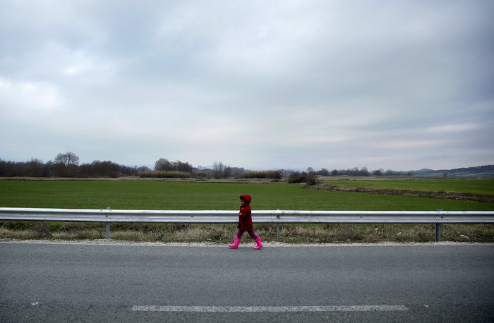 Ενα προσφυγόπουλο περπατά μόνο του: Η πιο συγκινητική φωτογραφία της ημέρας