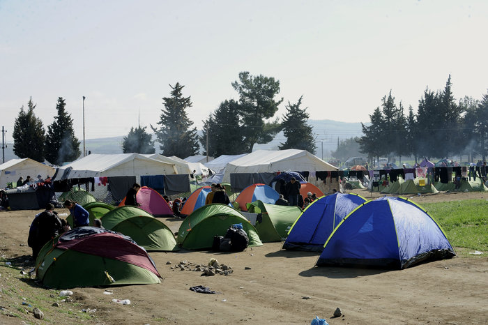 3.500 πρόσφυγες εγκλωβισμένοι στον Πειραιά - εικόνα 3
