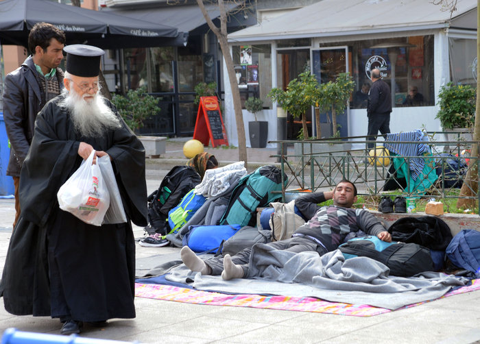 Ο παπάς της αγάπης & παρηγορίας στην πλ. Βικτωρίας