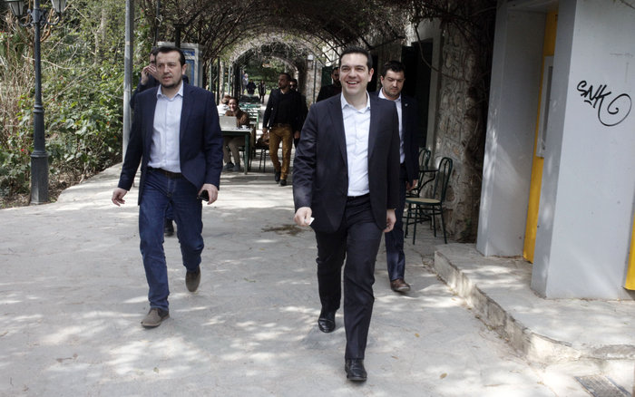 Ο Τσίπρας με τον Παππά «περπατούν» στον εθνικό κήπο