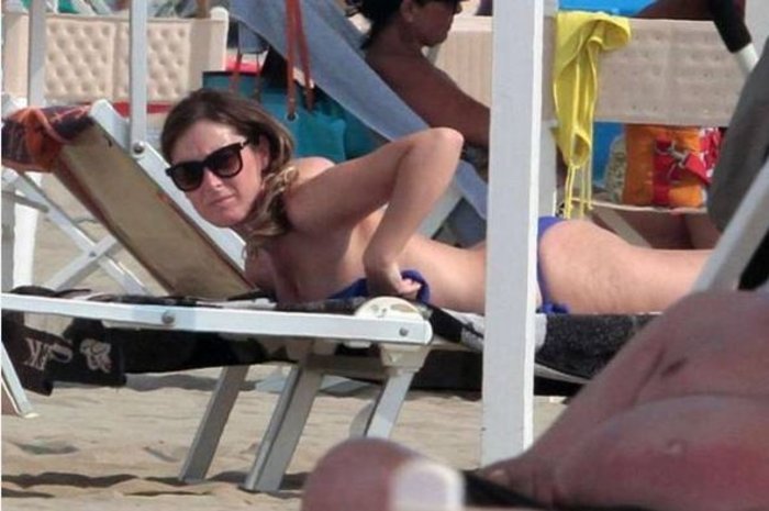 Τι έγινε όταν η σέξι υπουργός έβγαλε το... σακάκι της