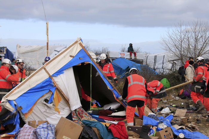 Άρχισε η εκκένωση του Καλαί με μπουλντόζες και φωτιές - εικόνα 2