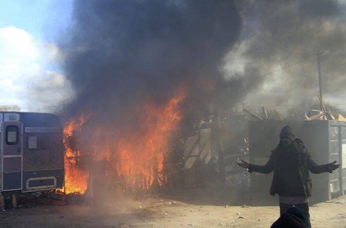 Άρχισε η εκκένωση του Καλαί με μπουλντόζες και φωτιές - εικόνα 4