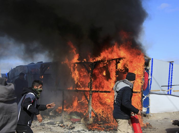 Άρχισε η εκκένωση του Καλαί με μπουλντόζες και φωτιές - εικόνα 10