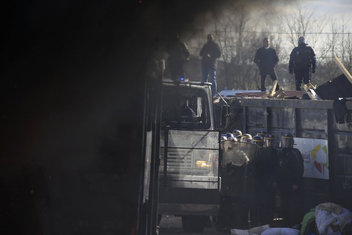Άρχισε η εκκένωση του Καλαί με μπουλντόζες και φωτιές - εικόνα 12