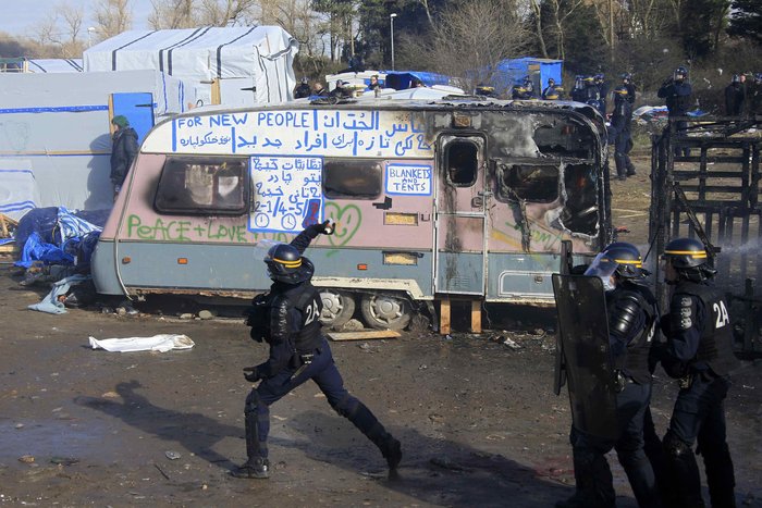 Άρχισε η εκκένωση του Καλαί με μπουλντόζες και φωτιές - εικόνα 13
